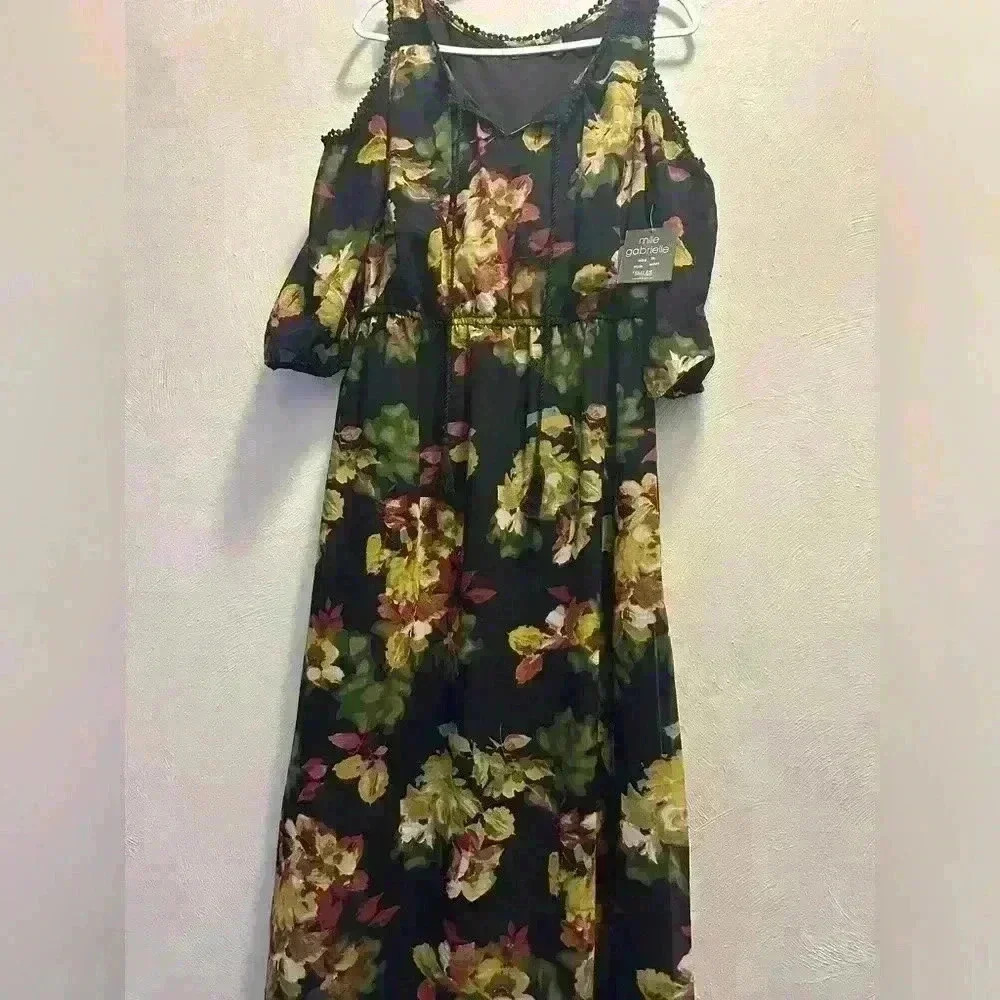 MLLE GABRIELLE- floral dress. Lined. Cold shoulder. Tassel pull . Size: XL